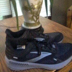 Brooks Womans Launch GTS   size 11